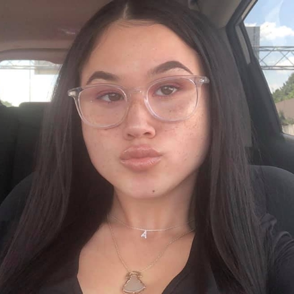 Meet your Posher, Tia - Picture 1 of 1